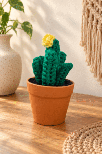 Mamilo, un pequeño cactus tejido a crochet que florece para siempre.